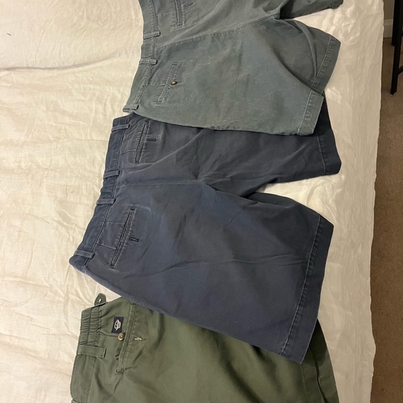 Lot of 3 men’s shorts, dockers/ banana republic/ izod size 33 - Picture 2 of 5